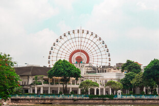 城市中的大型摩天轮景观