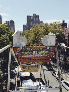屋顶多彩装饰展现城市景致
