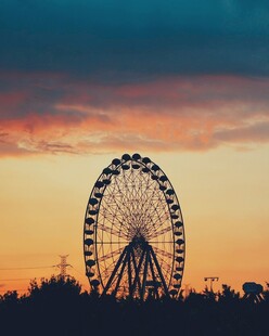 夕阳下的摩天轮美景