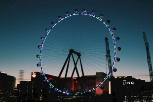 夜幕下璀璨的摩天轮