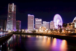 城市璀璨夜景中的河畔风光