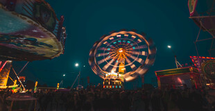 夜下绚烂摩天轮游乐场