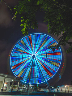 璀璨摩天轮点亮夜空