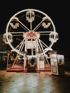 复古风格摩天轮夜景