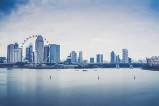 城市天际线与平静水面景观
