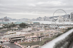 城市港湾与摩天轮景观