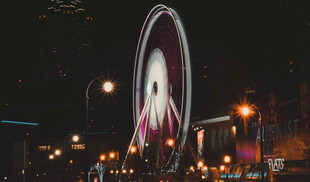 夜晚神秘拱门灯光景观