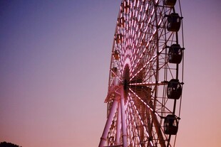 夕阳下的梦幻摩天轮