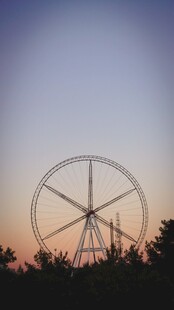 夕阳下的摩天轮剪影