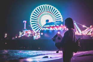 夜晚摩天轮下的浪漫身影