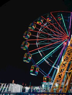 夜空中绚丽的摩天轮