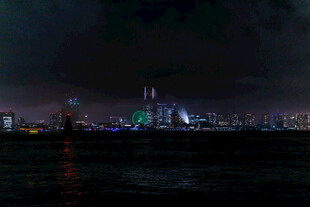 城市夜景下的璀璨灯火