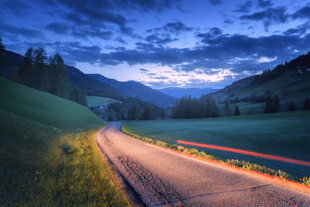 山间公路夜景静谧之美
