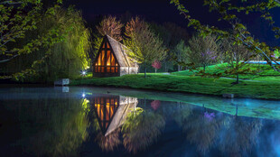 湖畔小屋夜景静谧美好