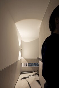 室内走廊尽头的神秘身影