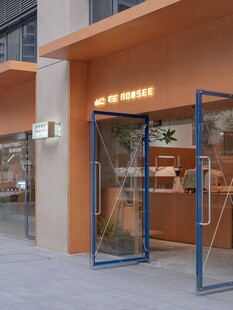 现代玻璃门店铺外观
