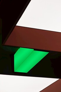 绿色发光几何建筑构件