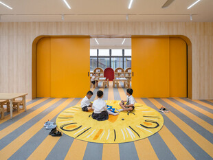 幼儿室内玩耍场景