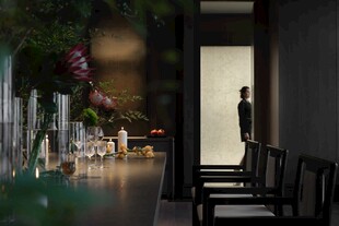 优雅餐厅内景与服务人员