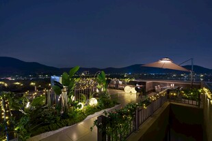 夜幕下的露台美景
