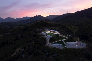 山间暮色中的静谧建筑群