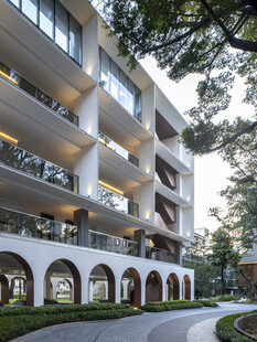 现代多层建筑优雅外观