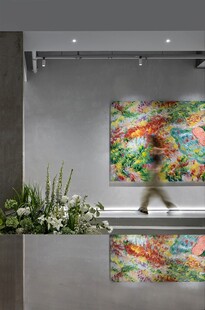 现代艺术展厅中的行人画面