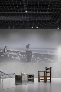 现代艺术展厅内的展品展示