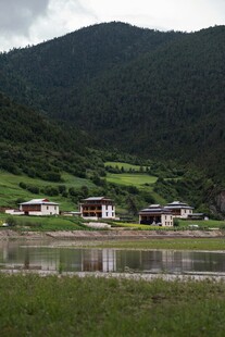 湖畔山村美景