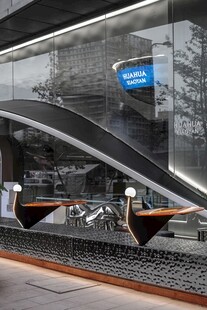 现代玻璃建筑内景展示