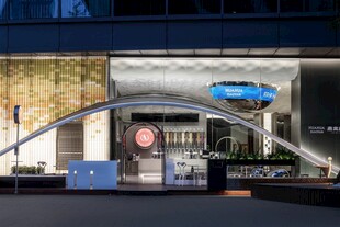 现代建筑前的弧形景观设施