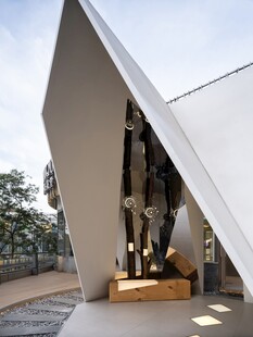 现代雕塑与独特建筑空间