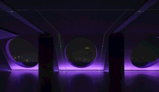 紫色灯光下的科幻空间场景