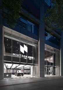 现代时尚店铺外观夜景