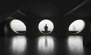 孤独身影于空旷几何空间