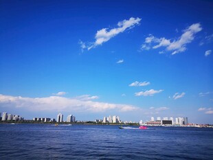 蓝天碧水间的城市天际线
