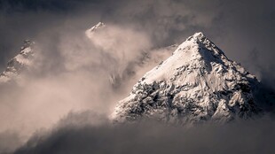 云雾缭绕的巍峨雪山