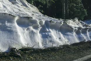 路边积雪堆