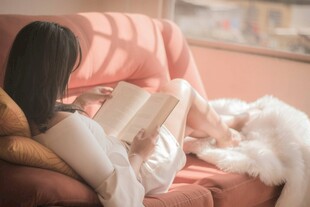慵懒女孩沙发上惬意阅读