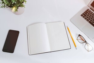 简约办公桌面文具与设备