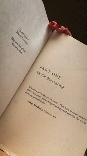 翻开的书页与手写笔记