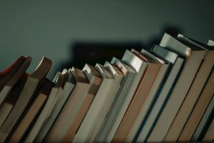 整齐排列的书籍