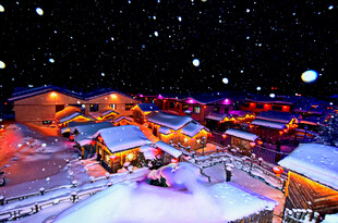 雪夜中的梦幻村庄灯火