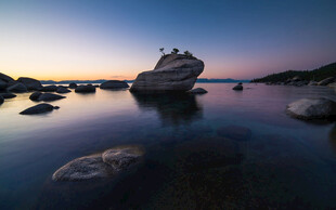 黄昏湖畔孤石静美之景