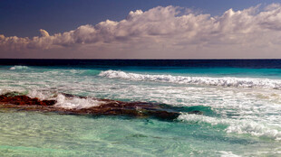 碧海蓝天海浪翻涌美景