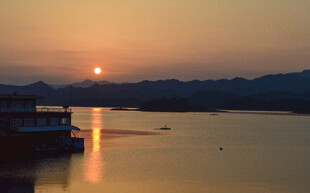 夕阳下的湖面与船只