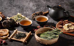 中式传统茶具与茶点组合