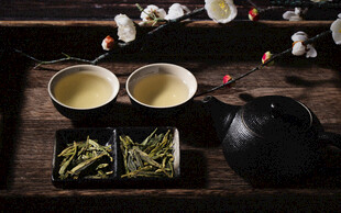中式茶具与两杯热茶