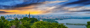 城市天际线与绚烂霞光美景