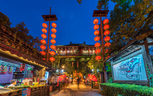 古街夜景红灯高悬映繁华